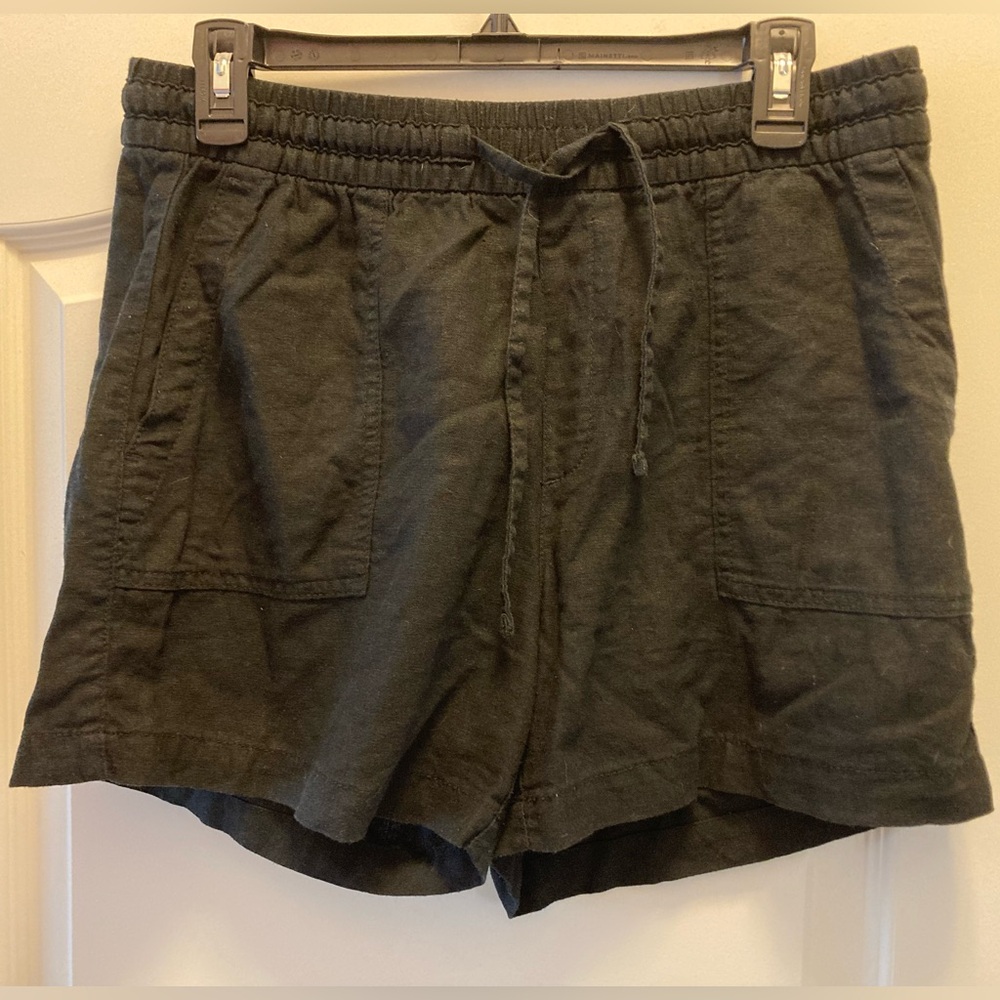 Old Navy Women's Black Linen Shorts - size M